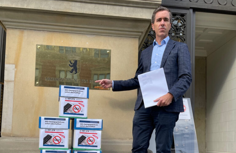 Dieter Stein, Chefredakteur der JUNGEN FREIHEIT, steht vor dem Abgeordnetenhaus Berlin am 15. September 2022 und überreicht Kartons mit Unterschriften einer Petition für die Abschaffung von Rundfunk-Zwangsgebühren