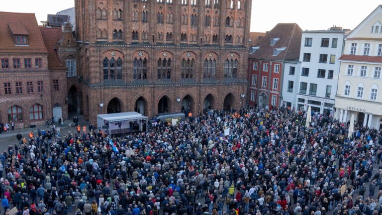 Riesiger Menschenauflauf vor dem Rathaus Stralsund: Demonstration gegen die Energiepolitik der Bundesregierung.