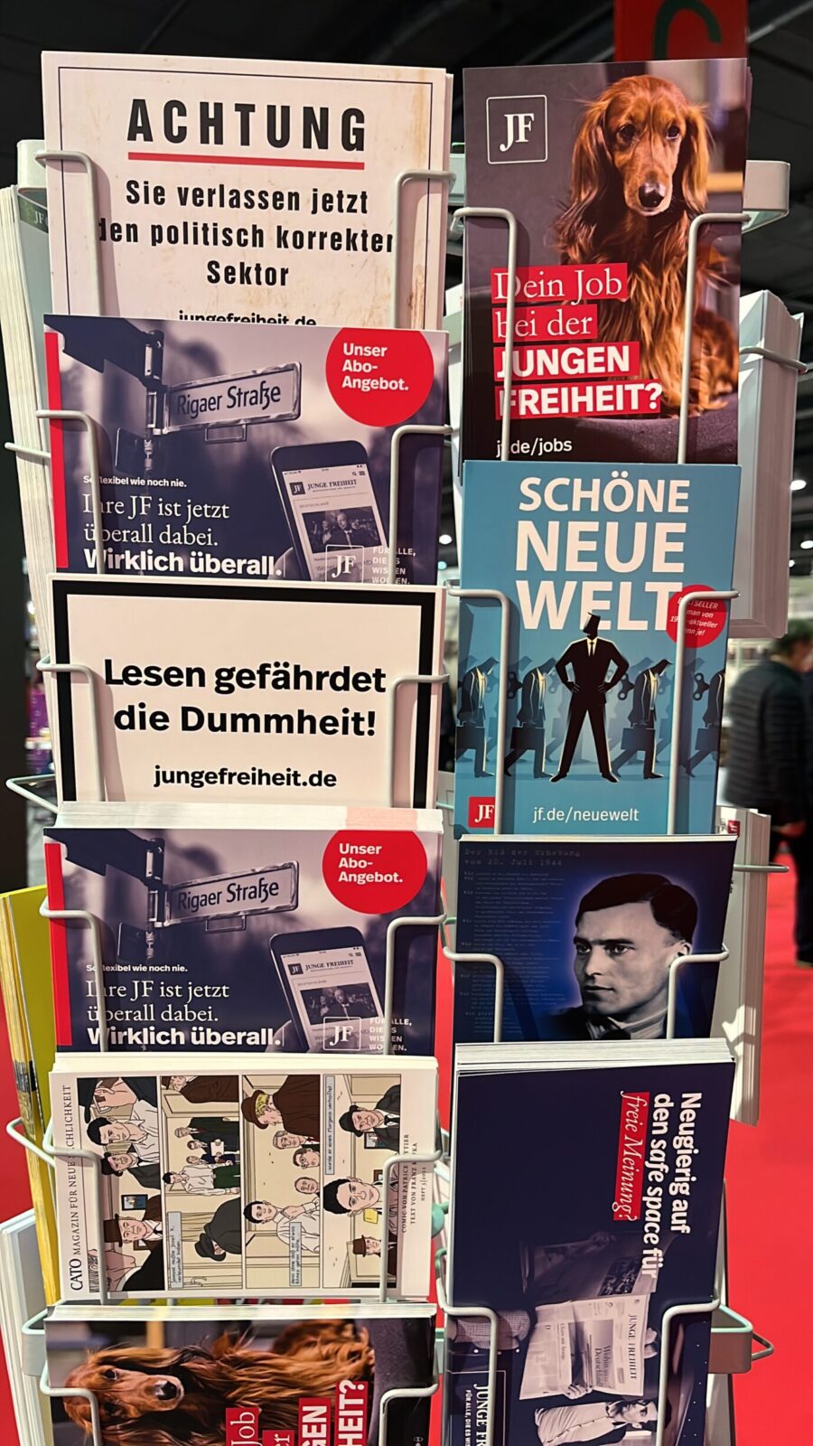 Grund zur Aufregung: Auch dieses Jahr kritisierten Linke die Anwesenheit der JUNGEN FREIHEIT auf der Frankfurter Buchmesse Die JF-Flyer gingen trotzdem weg wie warme Semmel Foto: JF