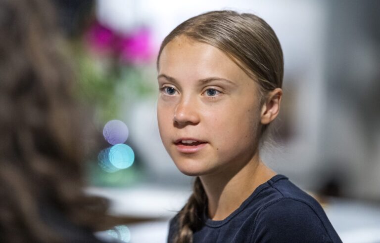 Die Schwedische Klimaaktivistin Greta Thunberg im Gespräch mit einer Journalistin. Nun fordert sie, deutsche Atomkraftwerke länger am Netz zu behalten