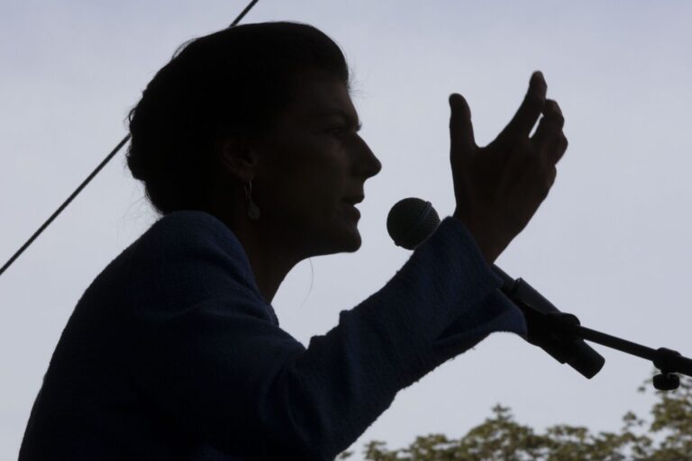 Sahra Wagenknecht spricht 2021 auf einer Veranstaltung. Wie viel verbindet sie mit der AfD?