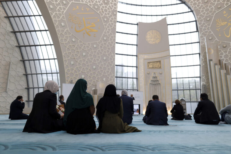 Moslems in der Ditib-Zentralmoschee in Köln: Immer freitags könnte der Muezzin-Ruf erklingen