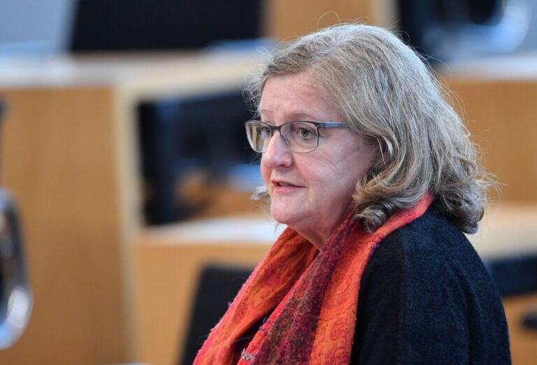 Dorothea Marx (SPD), Abgeordnete, spricht im Plenarsaal während der Sitzung des Thüringer Landtags. Nach den teils gewaltsamen Protesten von Gegnern der Corona-Politik werden die Demonstrationen zum Thema im Thüringer Landtag. Nun fordert sie ein verbot der AfD.