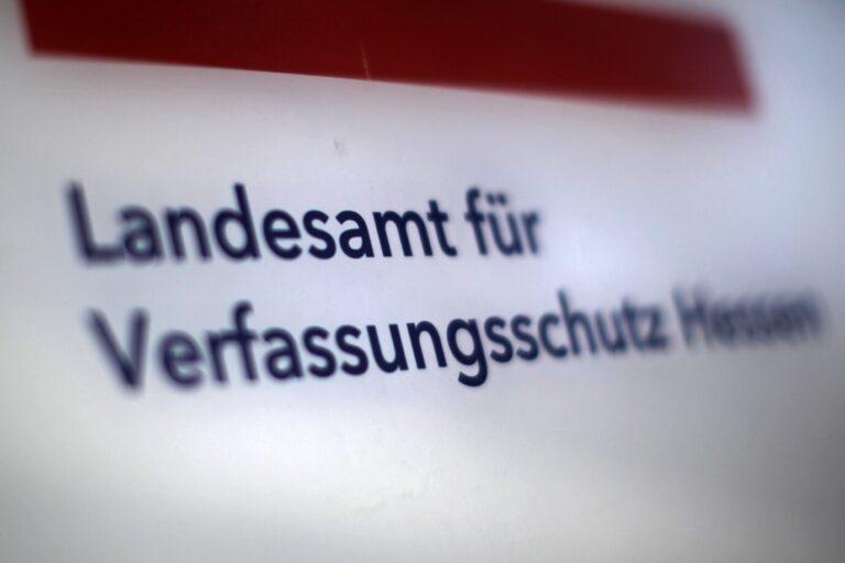 Ein Schild am Amt für Verfassungsschutz des Landes Hessen, aufgenommen am Mittwoch (16.11.2011) in Wiesbaden.