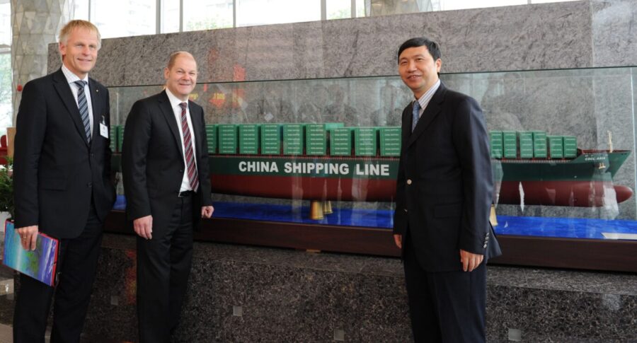 Olaf Scholz 2011 als Hamburgs Erster Bürgermeister bei einem Besuch in Shanghai. Er verhandelte schon damals mit der China Shipping Group.
