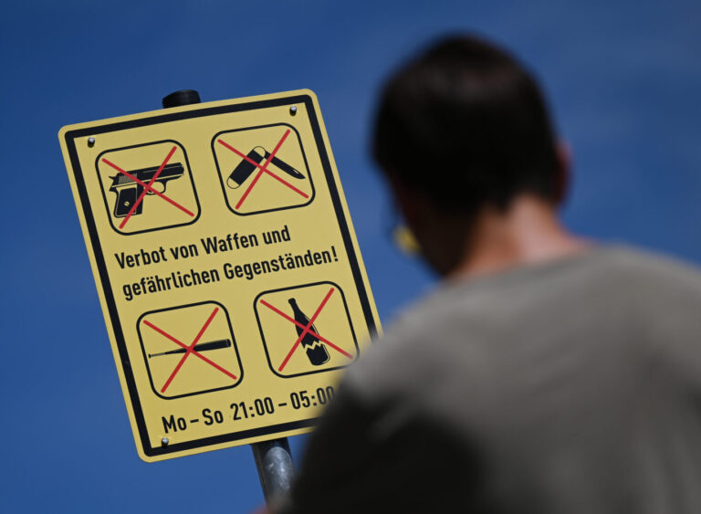 Waffenverbotszone in Wiesbaden: Laut der CDU in Frankfurt am Main häufen sich auch bei ihnen Verbrechen mit Äxten und Schußwaffen