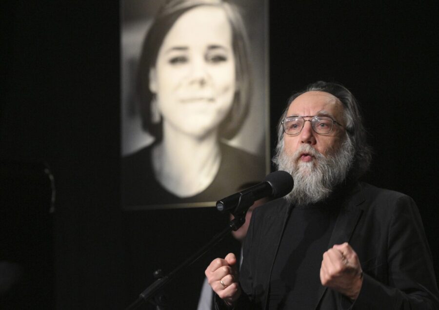 Alexander Dugin auf derb Trauerfeier für seine Tochter Daria Dugina am 23. August in Moskau
