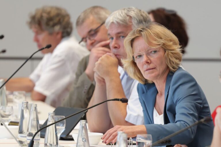 Die juristische Direktorin des RBB, Susann Lange (rechts) bei einer Sitzung im August.