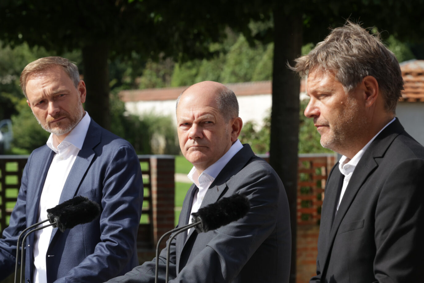 Von links nach rechts: FDP-Chef Christian Lindner, Kanzler Olaf Scholz (SPD) und Vizekanzler Robert Habeck (Grüne): Die Ampelkoalition verliert an Rückhalt