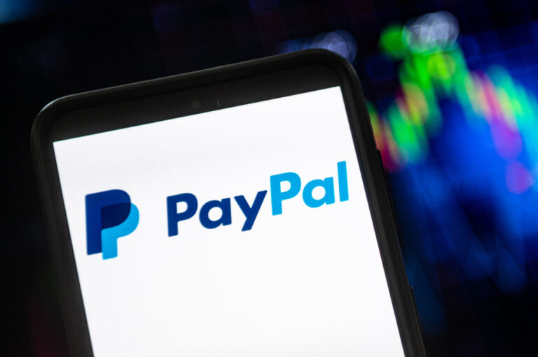 Handybildschirm mit Paypal-Logo