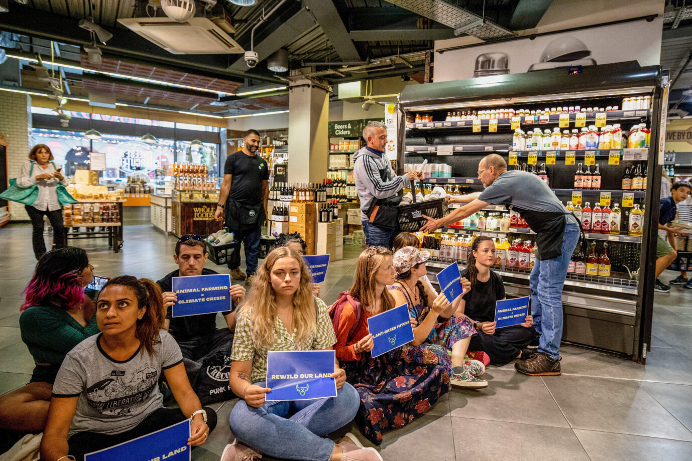 Radikale Klimaschützer der Gruppe Animal Rebellion bei einem Sitzstreik in einem Supermarkt in London: Zuletzt verschütten sie demonstrativ Milch, um für eine pflanzliche Ernährung zu werben