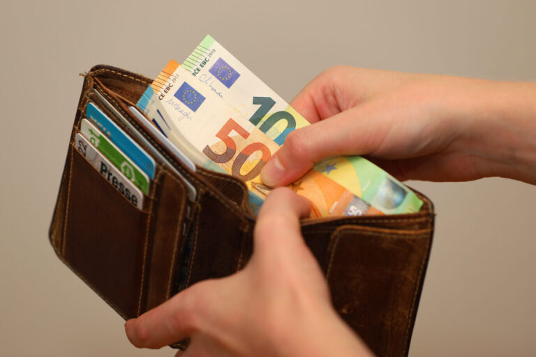 Nicht genug Geld im Portemonnaie: Spontane, hohe Ausgaben können viele Deutsche nicht aus eigener Kraft stemmen
