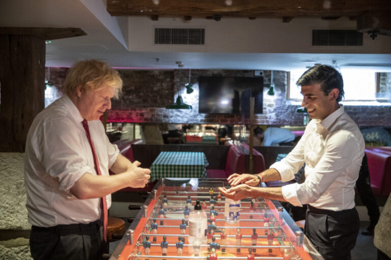 Boris Johnson und Rishi Sunak am Tischkicker