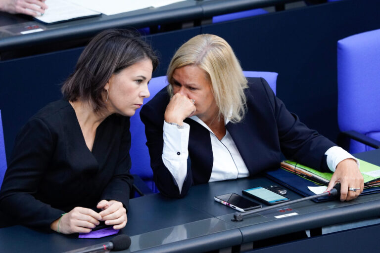 Bundesinnenministerin Nancy Faeser (SPD) (r.) und Außenministerin Annalena Baerbock (Grüne) schieben das Aufnahmeprogramm der Ampelkoalition für Afghanen an