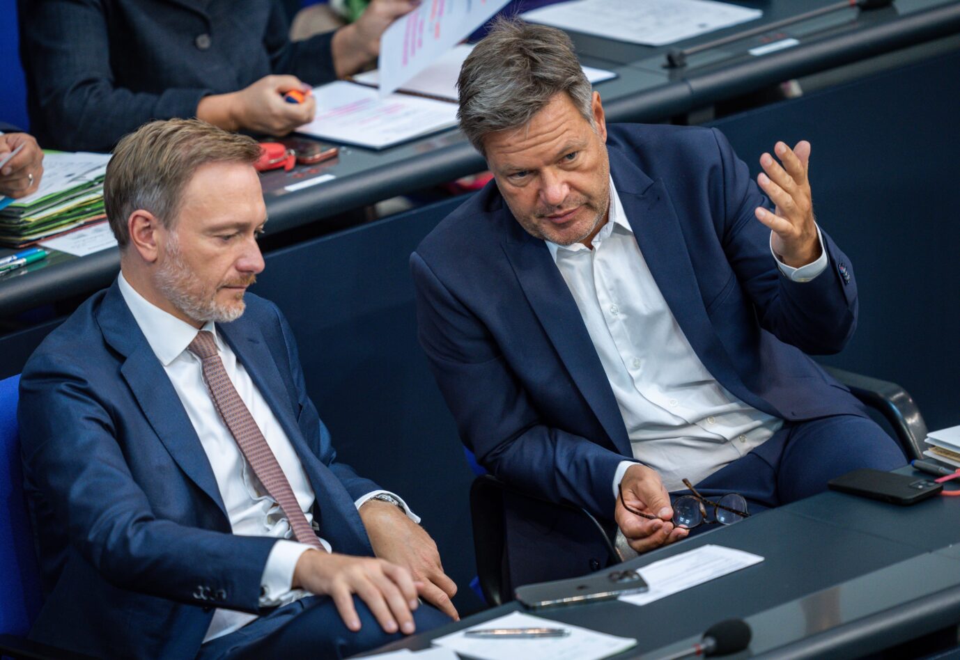 Robert Habeck (Bündnis 90/Die Grünen), Bundesminister für Wirtschaft und Klimaschutz, spricht mit Christian Lindner (FDP, l), Bundesminister der Finanzen, in der Generaldebatte zum Haushalt im Bundestag. Jetzt streiten sie über Atomkraft.