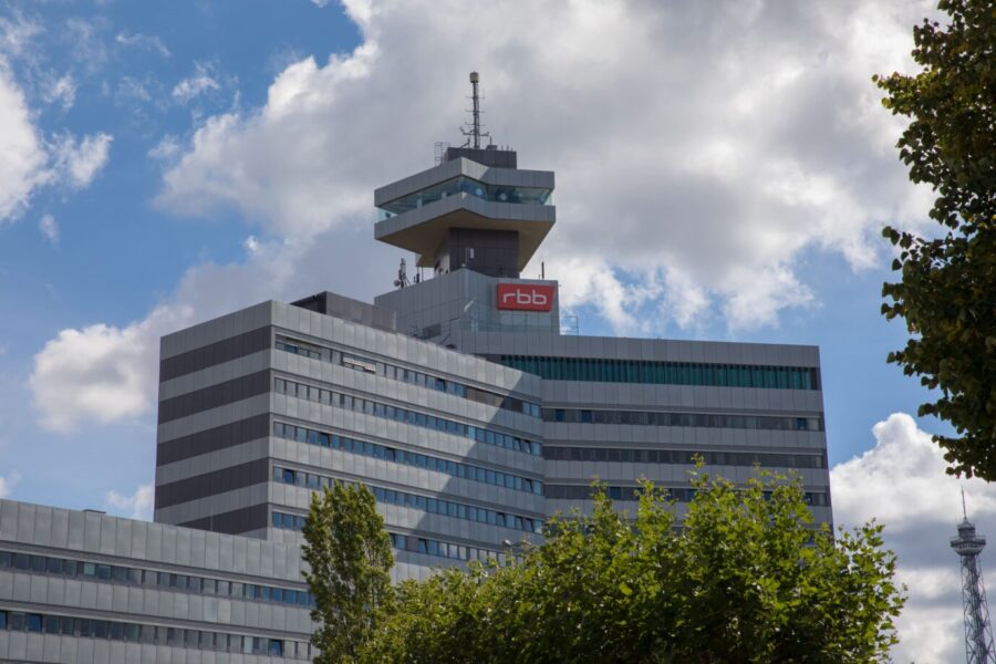 Das Gebäude des Skandalsenders RBB in Berlin, Immer wieder werden Zwangsbeiträge veruntreut.