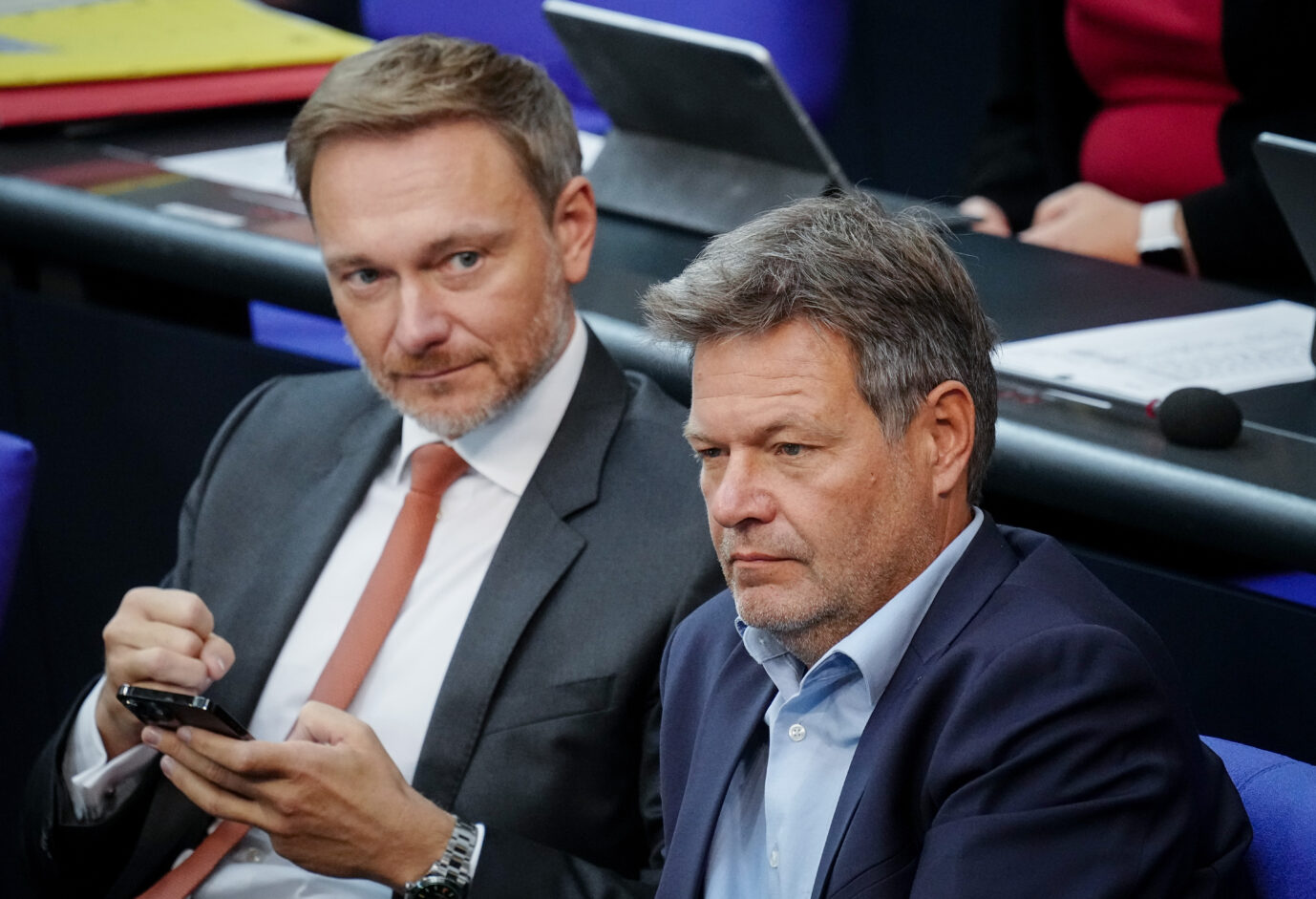 Bundesfinanzminister Christian Lindner (FDP) (l.) und Bundeswirtschaftsminister Robert Habeck (Grüne)