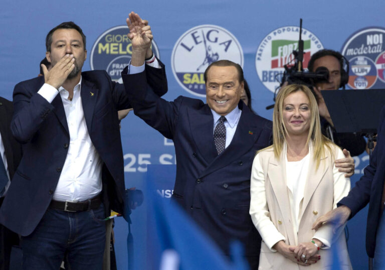 Die Parteichefs von Lega, Forza Italia und Fratelli d'Italia nach dem Wahlsieg in Italien (von links): Matteo Salvini, Silvio Berlusconi und Giorgia Meloni