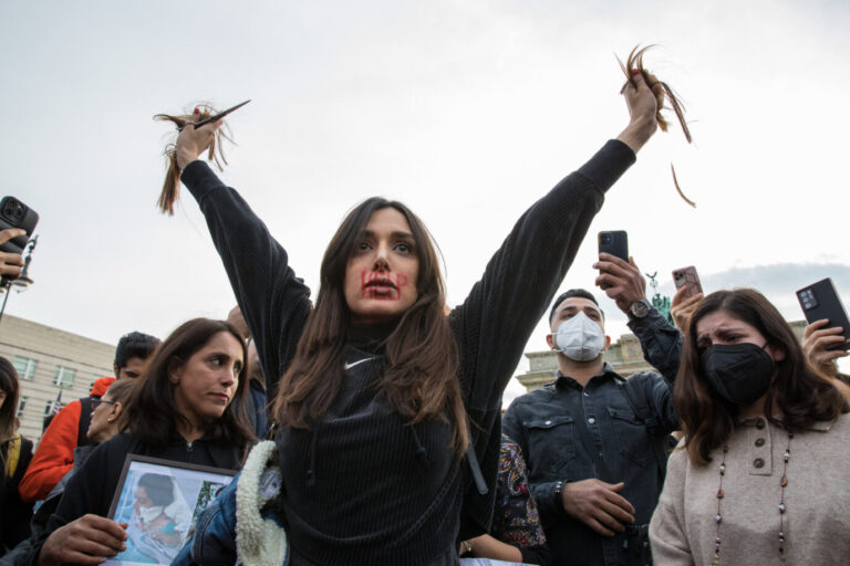 Demonstration in Berlin als Solidaritätsbekundung für die Frauen im Iran: Eine Teilnehmerin zeigt ihre abgeschnittenen Haare