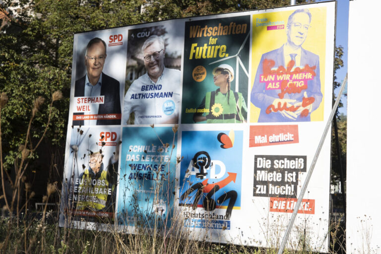An einer Hauptstraße in Hannover steht ein großes Plakat, daß die größten Parteien für die Wahl in Niedersachsen bewirbt.