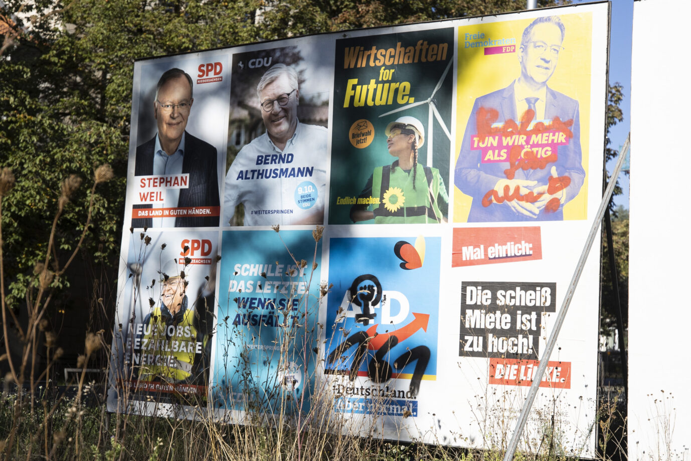 An einer Hauptstraße in Hannover steht ein großes Plakat, daß die größten Parteien für die Wahl in Niedersachsen bewirbt.