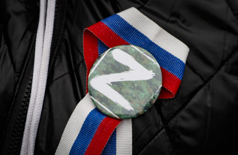 Unterstützer des russischen Angriffskrieges verwenden das "Z"-Symbol - in Hamburg wird das teuer