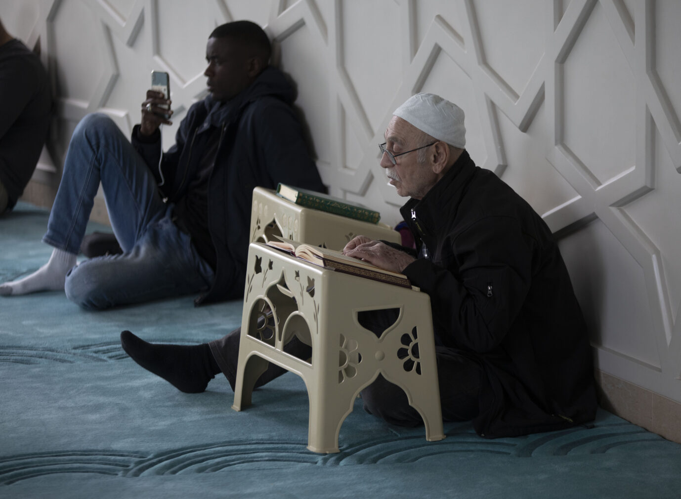 Gläubige in der Kölner Ditib-Moschee: Schallt bald der Muezzin-Ruf über der Stadt?