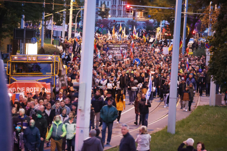 Demonstranten in Gera fordern unter anderem ein stärkeres Vorgehen der Bundesregierung gegen die Inflation und die Energiepreise