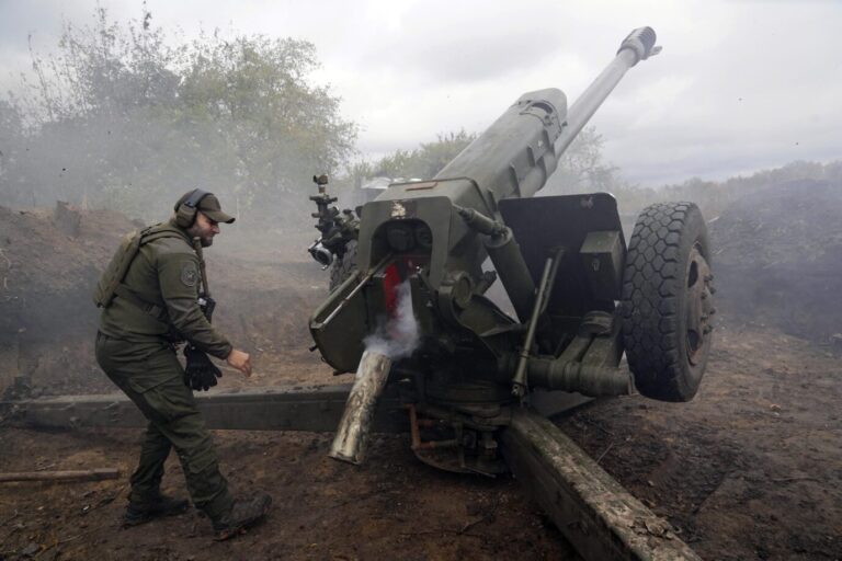 Ukrainische Soldaten feuern mit Artillerie auf russische Stellungen - Ukraine hat derzeit die Vorteile auf ihrer Seite