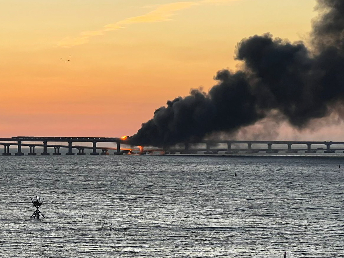 Raucht steigt vom Brand der Krim-Brücke auf