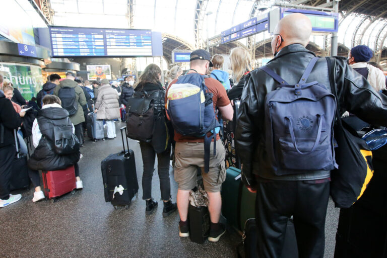 Die Sabotage des Bahnverkehrs sorgt für Chaos