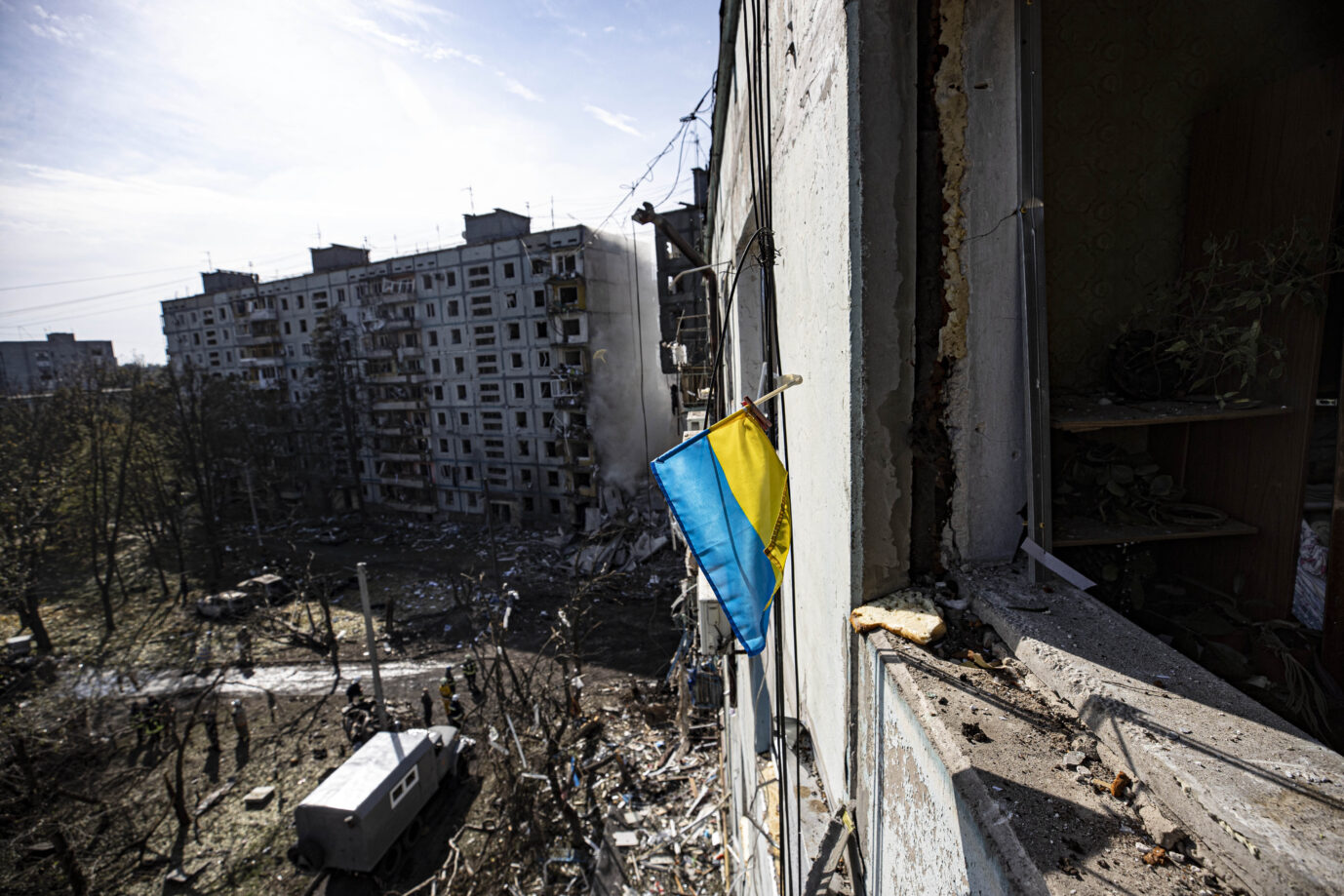 Die Flagge der Ukraine weht in den Trümmern von Saporischschja