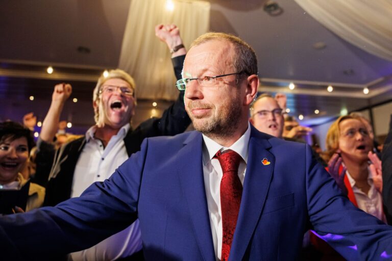 Stefan Marzischewski-Drewes, AfD-Spitzenkandidat für die Landtagswahl in Niedersachsen, reagiert bei der Wahlparty der AfD auf die ersten Prognosen zur Landtagswahl in Niedersachsen.