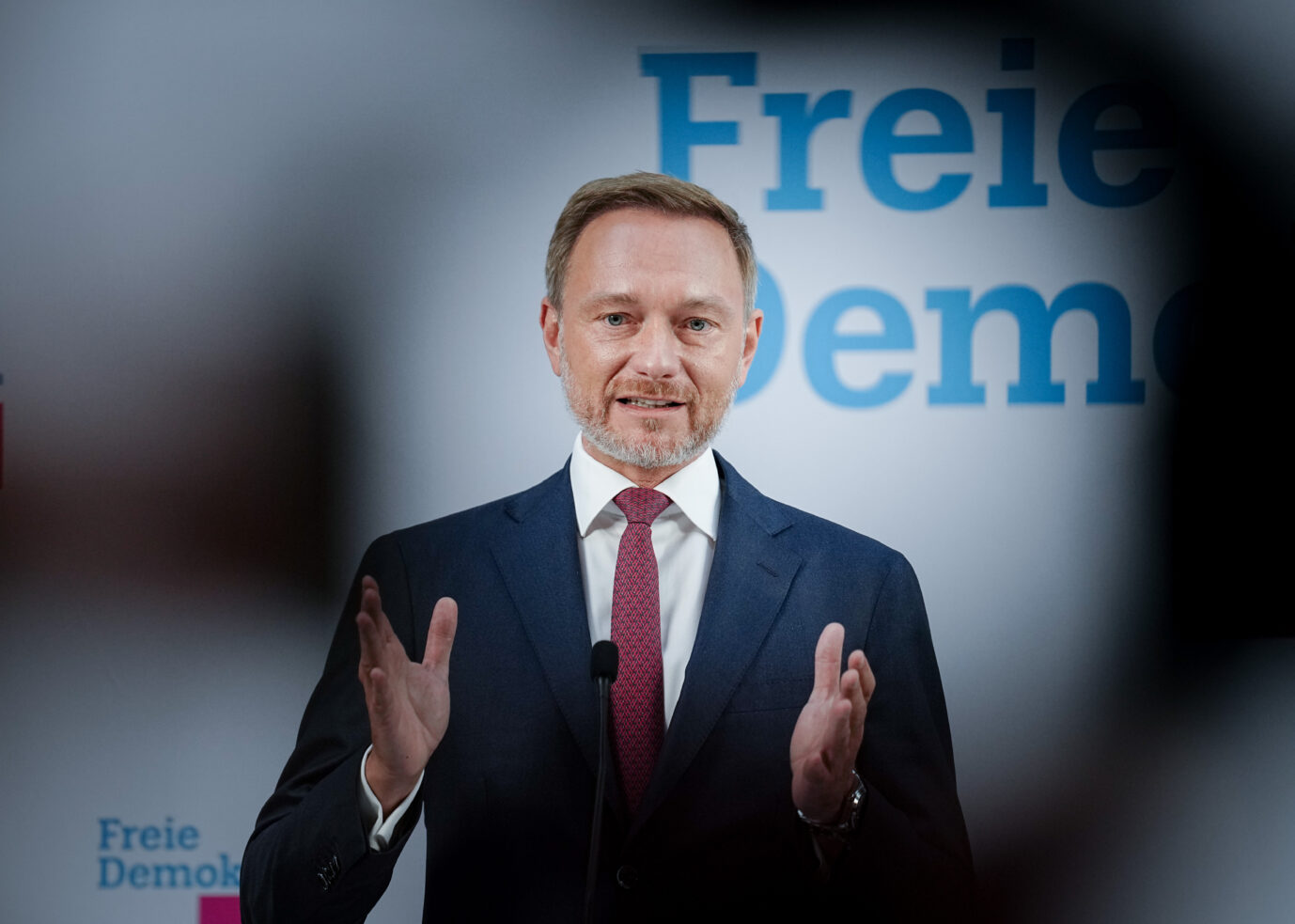 Finanzminister Christian Lindner (FDP): Radikale Klimaschützer klebten sich an seinen Empfangstresen