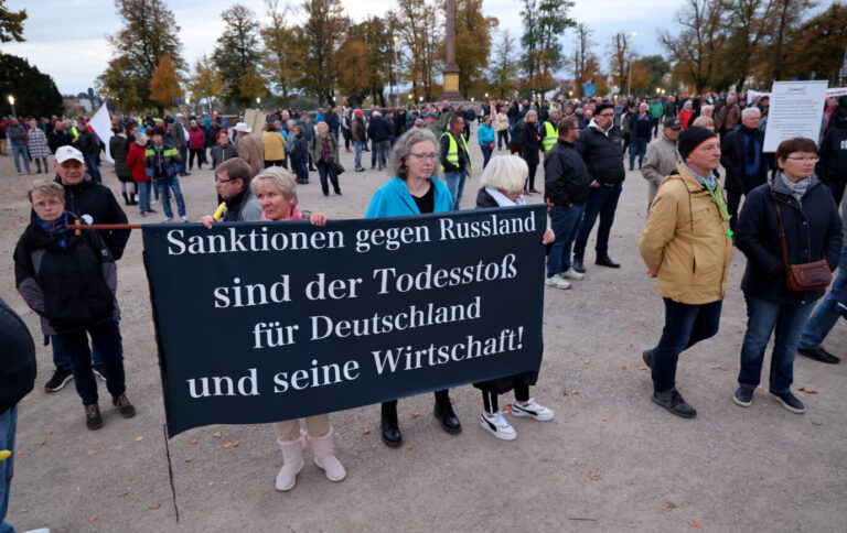 Bürger demonstrieren in Schwerin gegen die Energiepolitik der Bundesregierung
