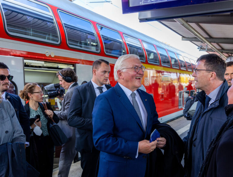 Bundespräsident Frank-Walter Steinmeier kommt in Neustrelitz an - mit Maske in der Hand