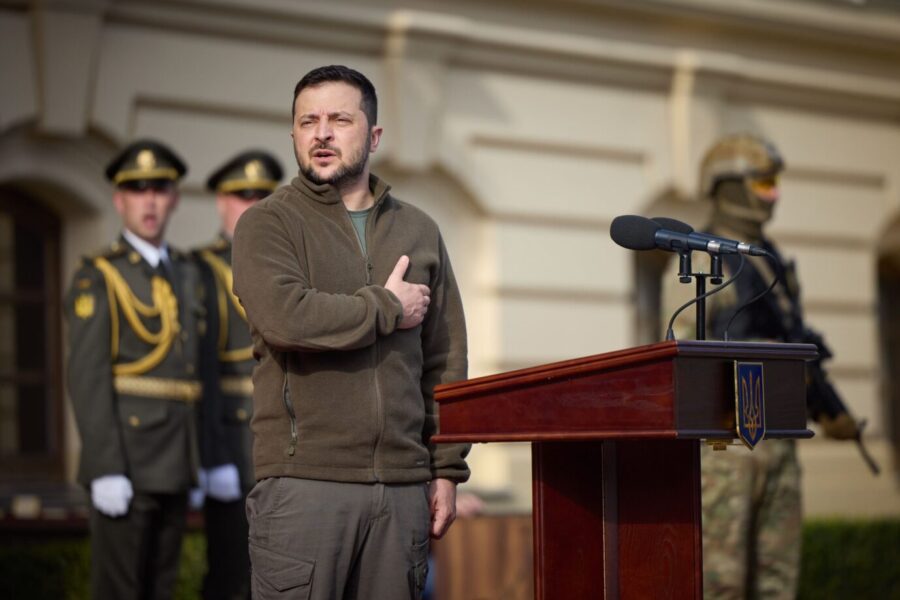Der Präsident der Ukraine, Wolodymyr Selenskyj, will viel Geld. Hier ehrt er ukrainische Soldaten für ihren Einsatz. Foto: picture alliance / SvenSimon-ThePresidentialOfficeU | Presidential Office of Ukraine