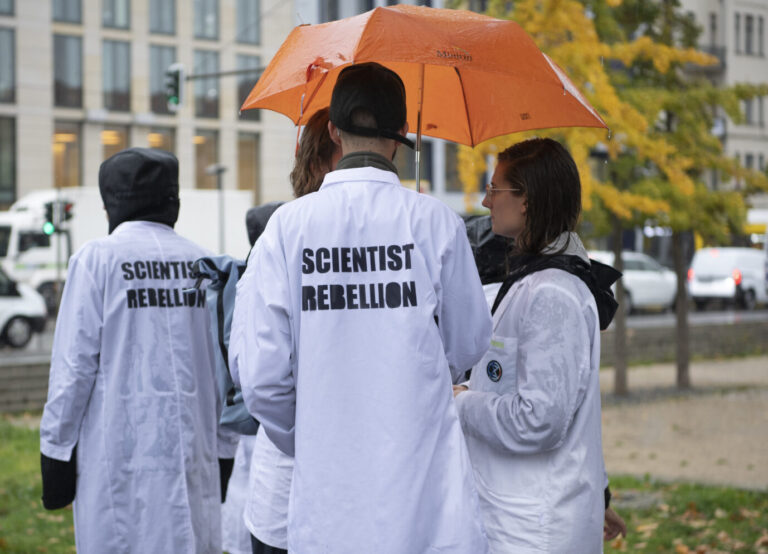 Wissenschaftler der Gruppe Scientist Rebellion stehen am Bundesverkehrsministerium