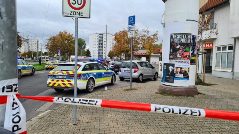 Die Polizei sperrt den Tatort der Messerattacke in Ludwigshafen ab