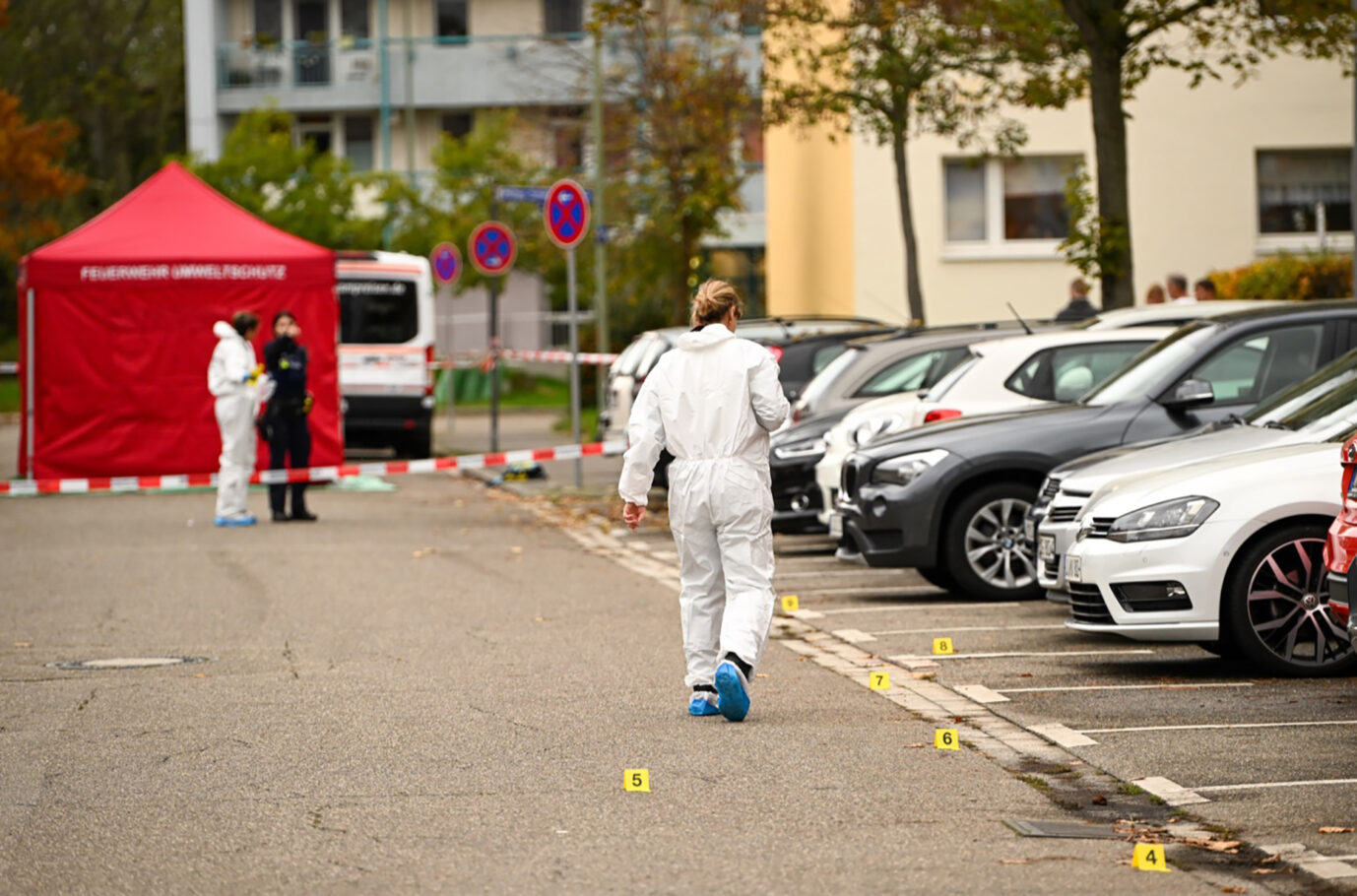 Polizisten sichern Spuren am Tatort in Ludwigshafen, wo der Somalier tötete