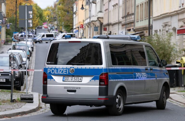 Ein Polizeiwagen bei einem Einsatz in Dresden. Hier hat ein Syrer einen Fahrkartenkontrolleur niedergestochen.