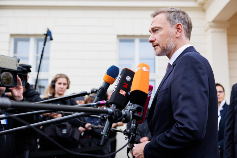 Bundesfinanzminister Christian Lindner (FDP) widerspricht Gerüchten über eine Aussetzung der Schuldenbremse