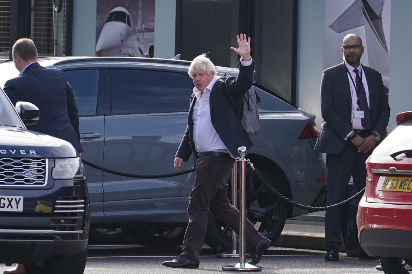 Großbritanniens Ex-Premierminister Boris Johnson kehrte am Sonnabend aus der Karibik zurück.