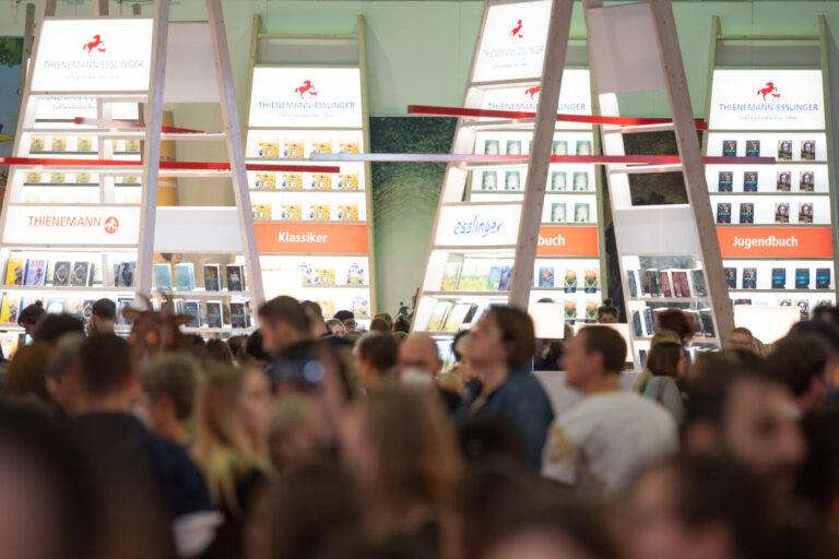 Besucher auf der diesjährigen Frankfurter Buchmesse: Auch die JUNGE FREIHEIT war nach zwei Jahren Corona-Pause wieder dabei