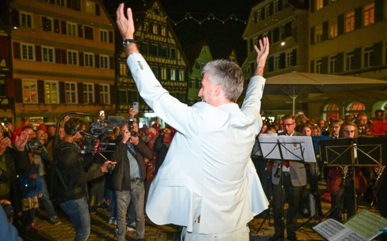 Boris Palmer, der alte und neue Oberbürgermeister von Tübingen, kommt nach seiner Wiederwahl auf den Marktplatz und empfängt Glückwünsche. Boris Palmer ist als Oberbürgermeister von Tübingen wiedergewählt worden.