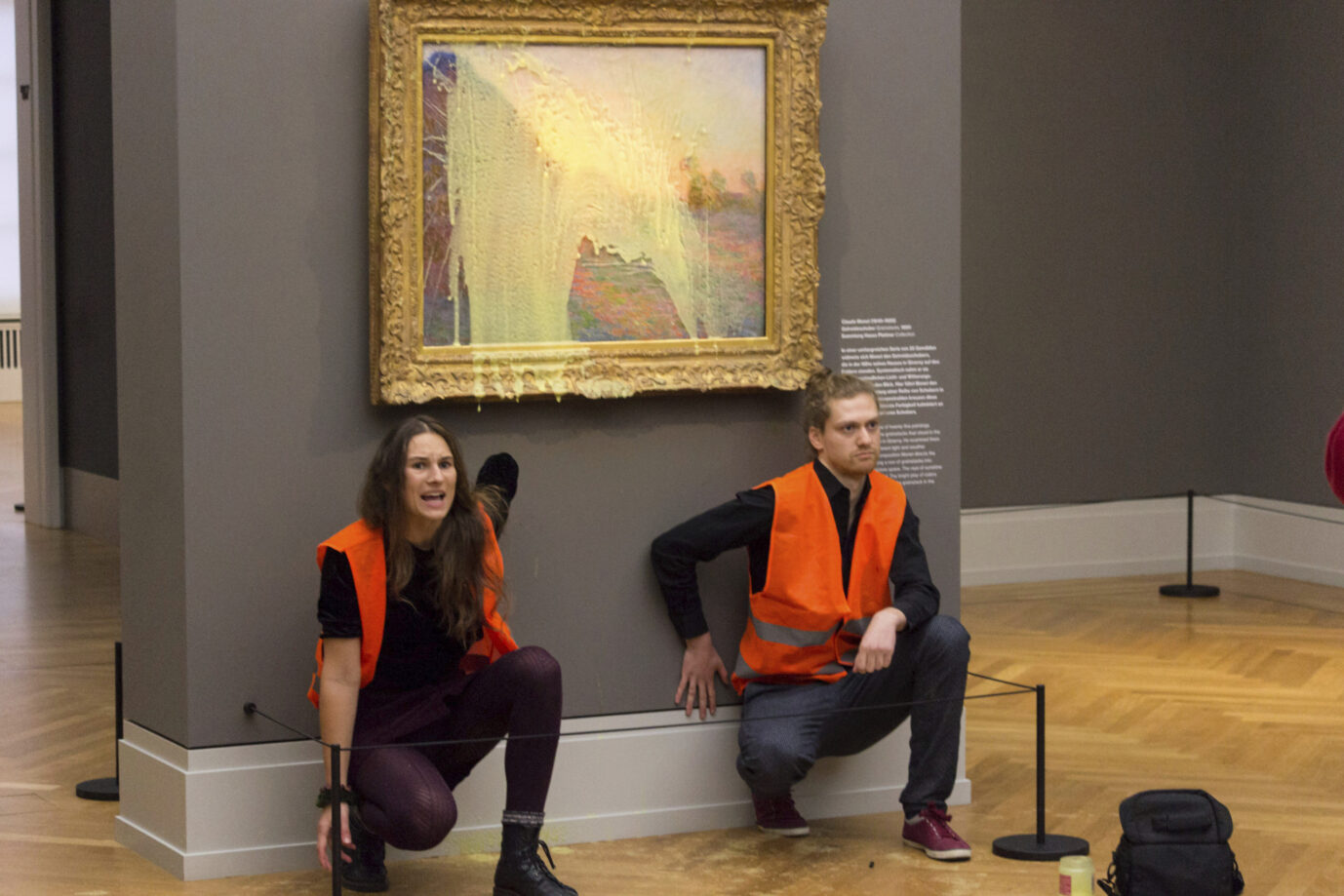 Klima-Extremisten der "Letzten Generation" vor dem beschädigten Monet-Bild in Potsdam. Die Museen prüfen nun Schadenersatzforderungen.
