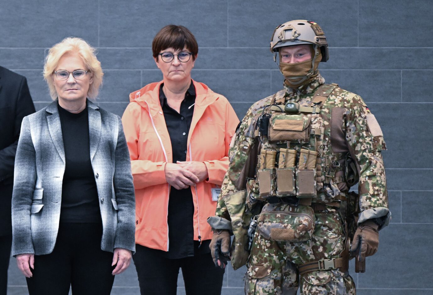 Hilfe für die Ukraine: SPD-Chefin Saskia Esken (Mitte) mit Verteidigungsministerin Christine Lambrecht (SPD) und einem Soldaten des Kommands Spezialkräfte (KSK).