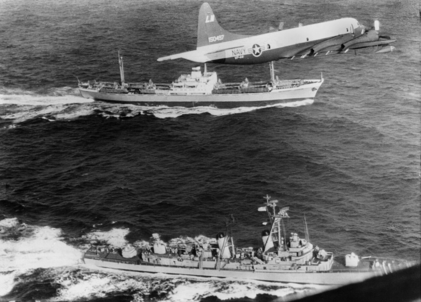 US-Aufklärungsflugzeug fliegt über sowjetischem Frachter: Die Kuba-Krise brachte Welt an Rand eines Atomkrieges