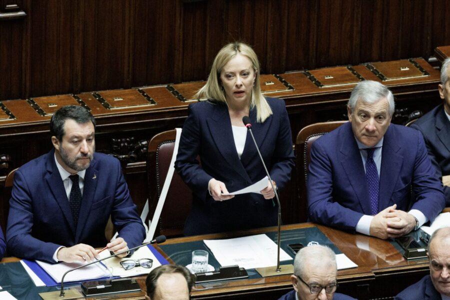 Flüchtlinge und Migranten: Italiens Ministerpräsidentin Giorgia Meloni bei ihrer ersten Rede im Parlament.
