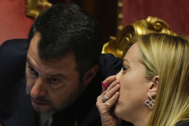 Gegen das Verbrennerverbot: Italiens Verkehrsminister Matteo Salvini im vertrauten Gespräch mit Ministerpräsidentin Giorgia Meloni.